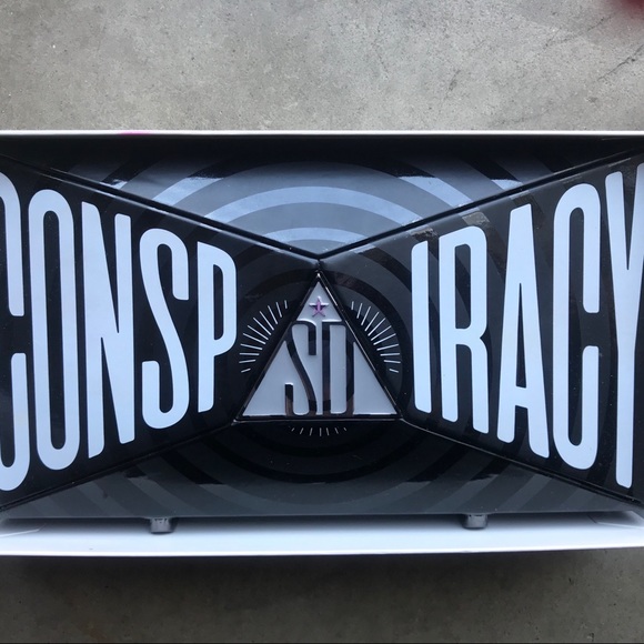 Conspiracy eyeshadow palette - Picture 3 of 3